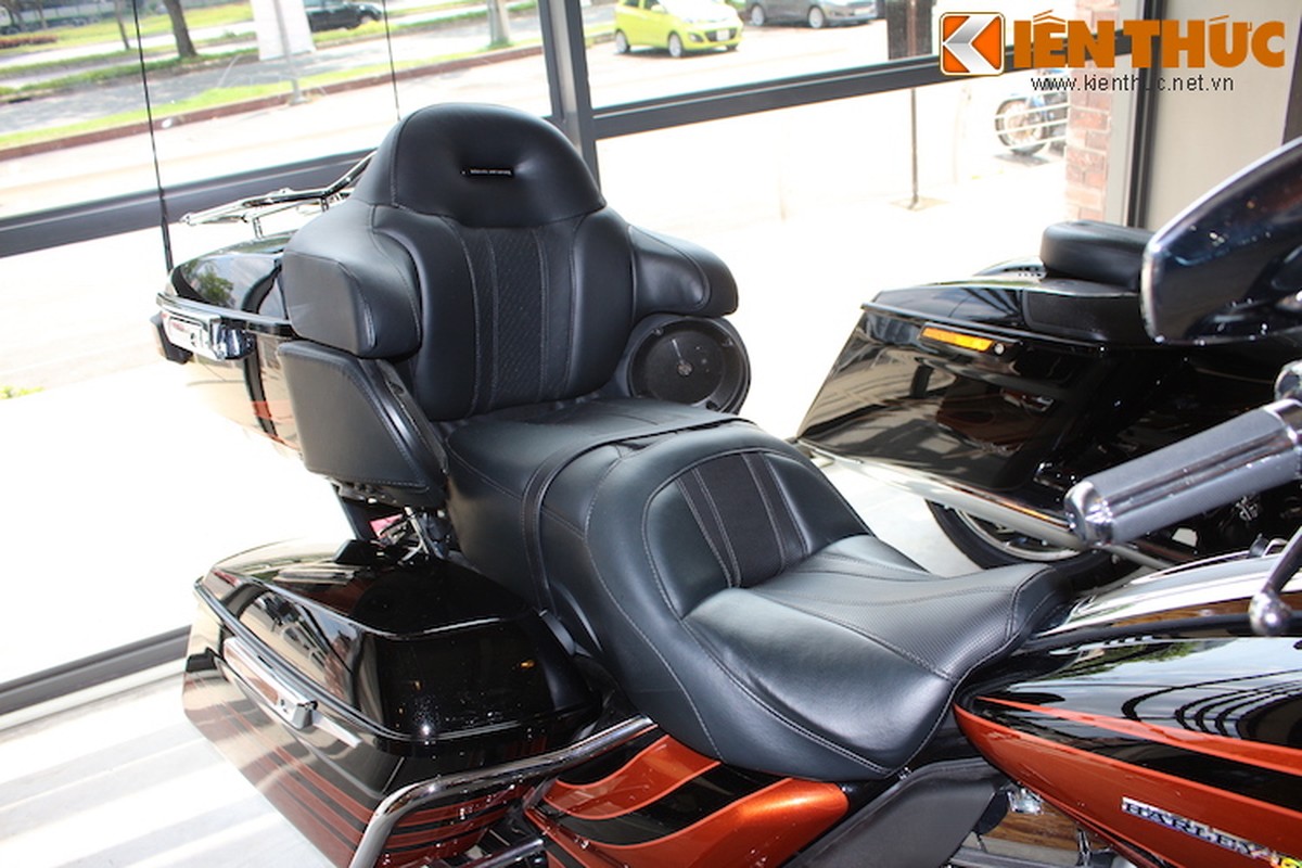 Harley Road Glide Ultra CVO gia gan 2 ty tai Viet Nam-Hinh-15